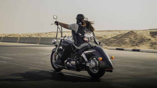 Quels sont les critères pour choisir une tenue de pluie pour la conduite de moto en conditions humides ?